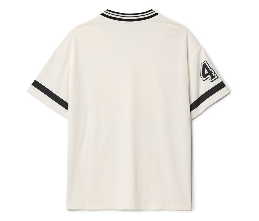 Pohľad zozadu na krémové tričko s čiernymi pruhmi na golieri a rukávoch a číslom 4 na rukáve.