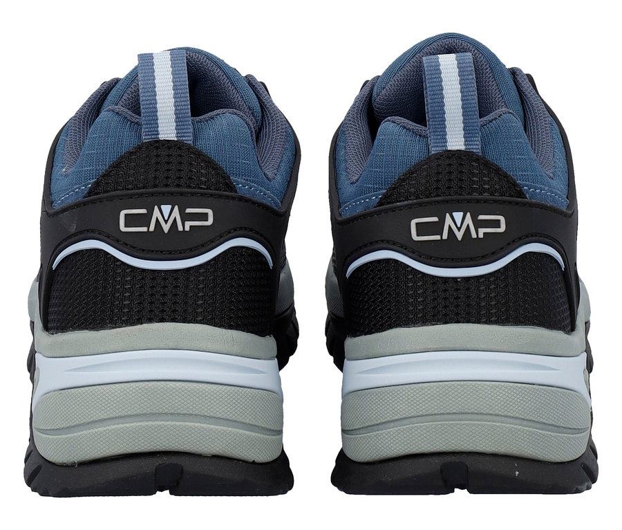 Pohľad zozadu na dve modro-čierne turistické topánky CMP.