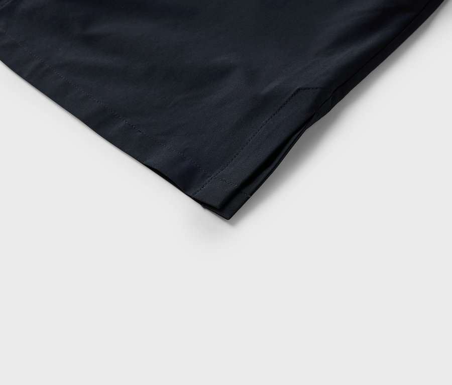 Detail rohu tmavej látky s viditeľnými švami.