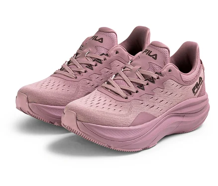 Dva dámske tenisky FILA Retron v odtieni mauve shadow stoja vedľa seba.