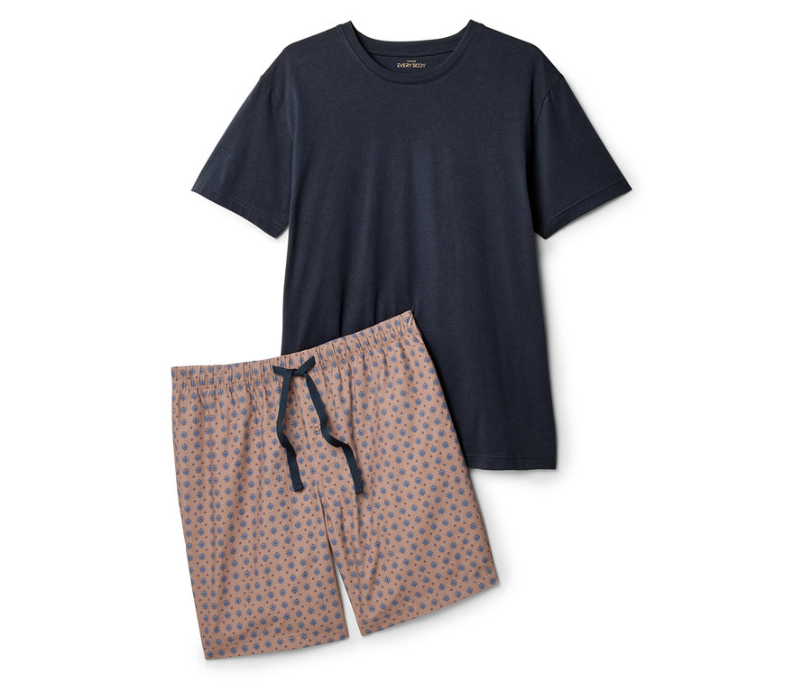 Námornícke modré tričko a ružové šortky s modrým vzorom ležia na bielom pozadí.