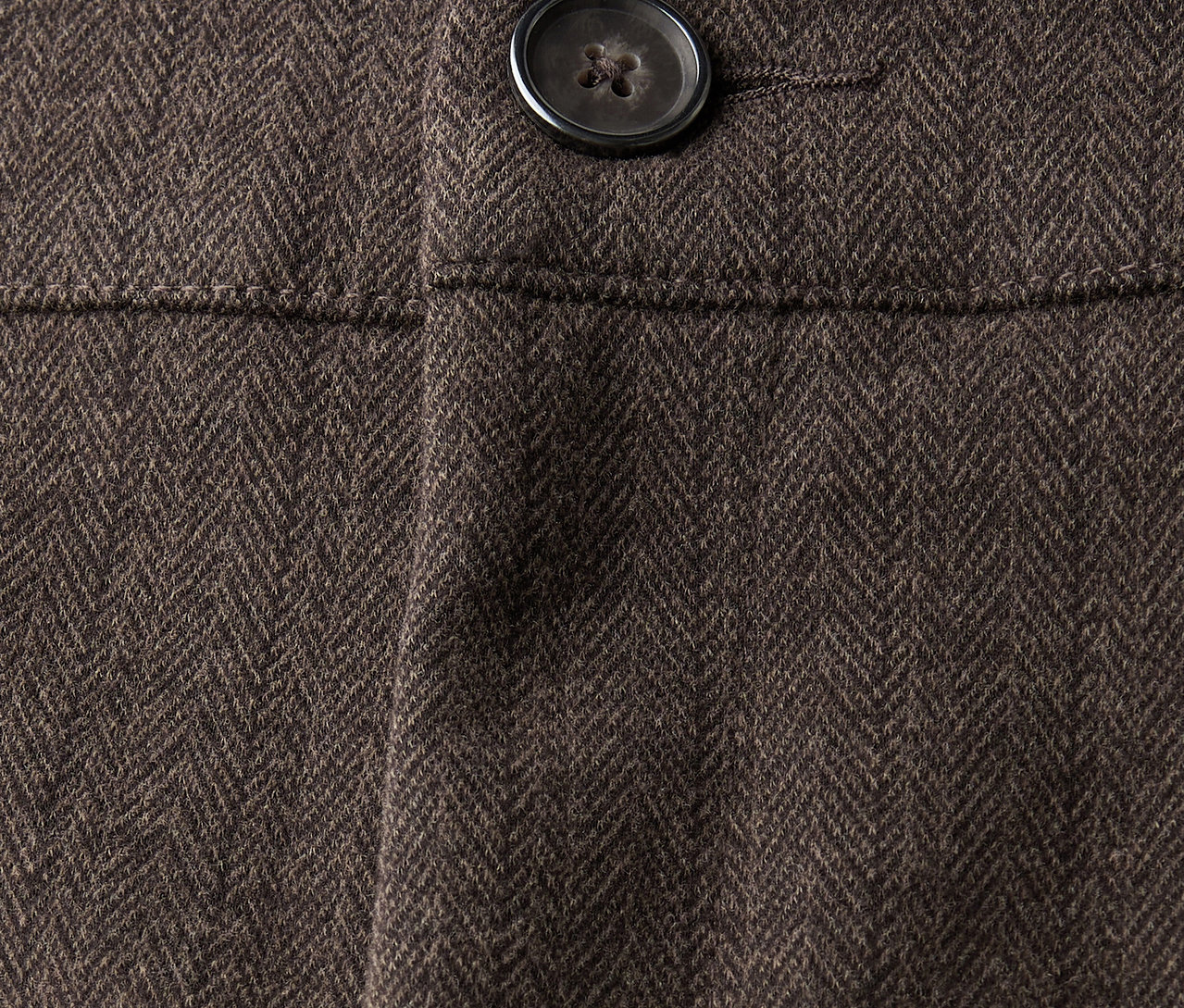 Detail hnedých nohavíc Street One Straight Leg s gombíkom.