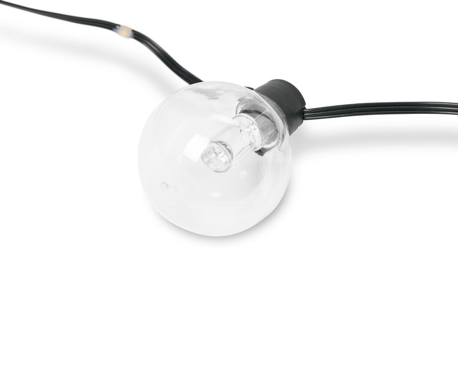 Detailná fotografia jednej čírej žiarovky s čiernym káblom na bielom pozadí.
