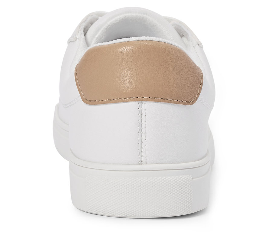 Pohľad zozadu na biele tenisky s béžovou pätkou.