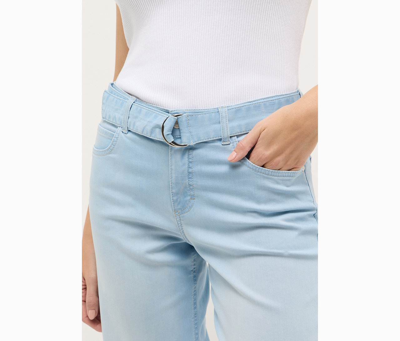 Žena má na sebe Angels Denim »Linn City« skrátený strih, vybielené modré. Ruku má vo vrecku.