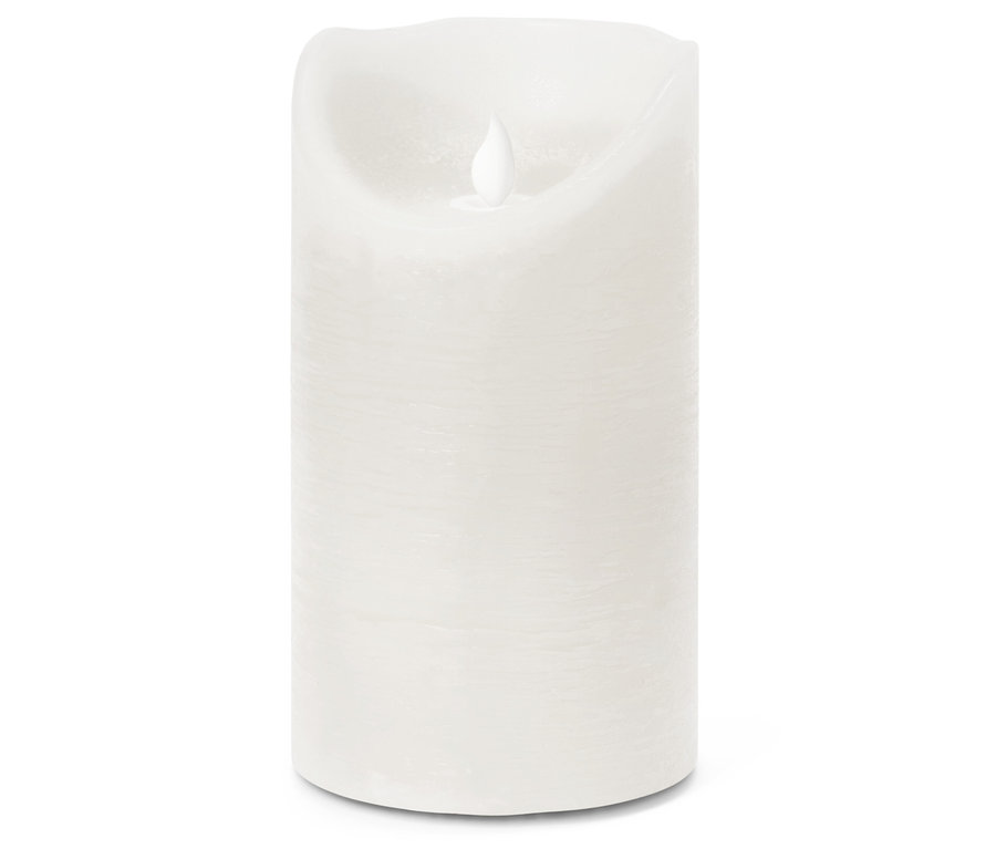 Jedna biela valcová sviečka so simulovaným plameňom stojí na bielom pozadí.