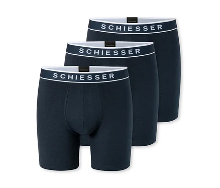 Tri tmavomodré boxerky s bielymi pásmi, každé s logom „SCHIESSER“, sú naskladané a mierne sa prekrývajú na bielom pozadí.