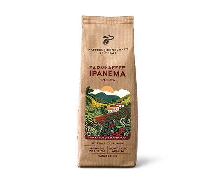 Hnedé papierové vrecúško farmárskej kávy Ipanema, 500 g zrnková káva, s farebnou ilustráciou kávovej plantáže. Nápisy: „Farmkaffee Ipanema Brasilien“, „WÜRZIG & VOLLMUNDIG“, „100 % Tchibo Arabica“.
