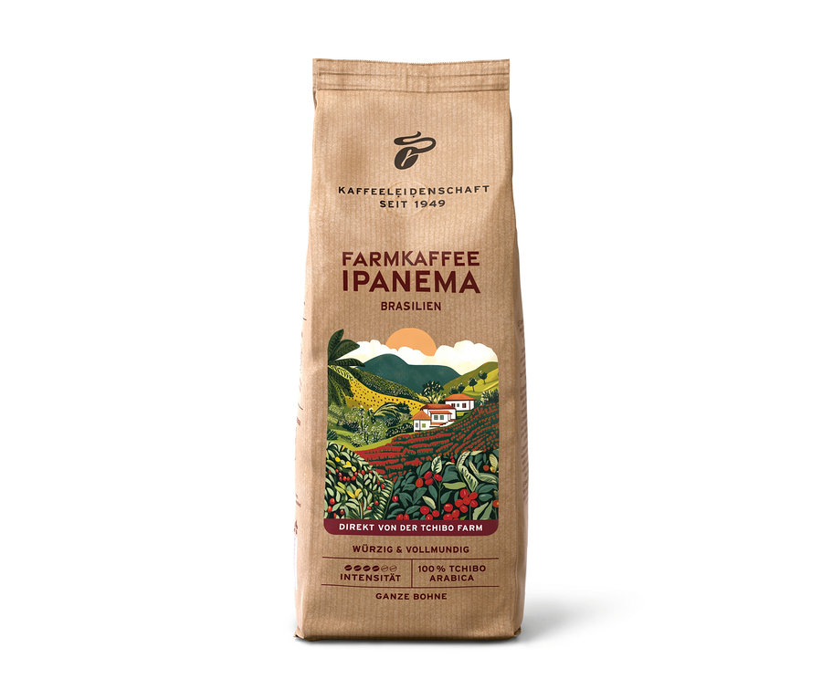 Hnedé papierové vrecúško farmárskej kávy Ipanema, 500 g zrnková káva, s farebnou ilustráciou kávovej plantáže. Nápisy: „Farmkaffee Ipanema Brasilien“, „WÜRZIG & VOLLMUNDIG“, „100 % Tchibo Arabica“.