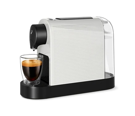 Biely kávovar Cafissimo pure+ plní sklenený pohár kávou.