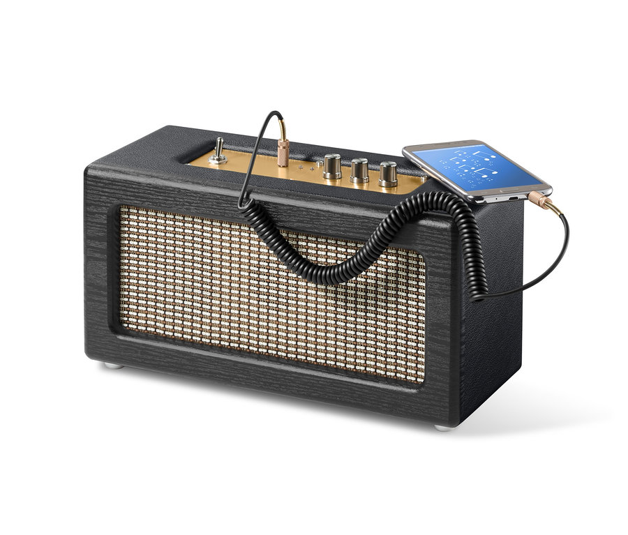 Retro Bluetooth reproduktor pripojený káblom k telefónu.