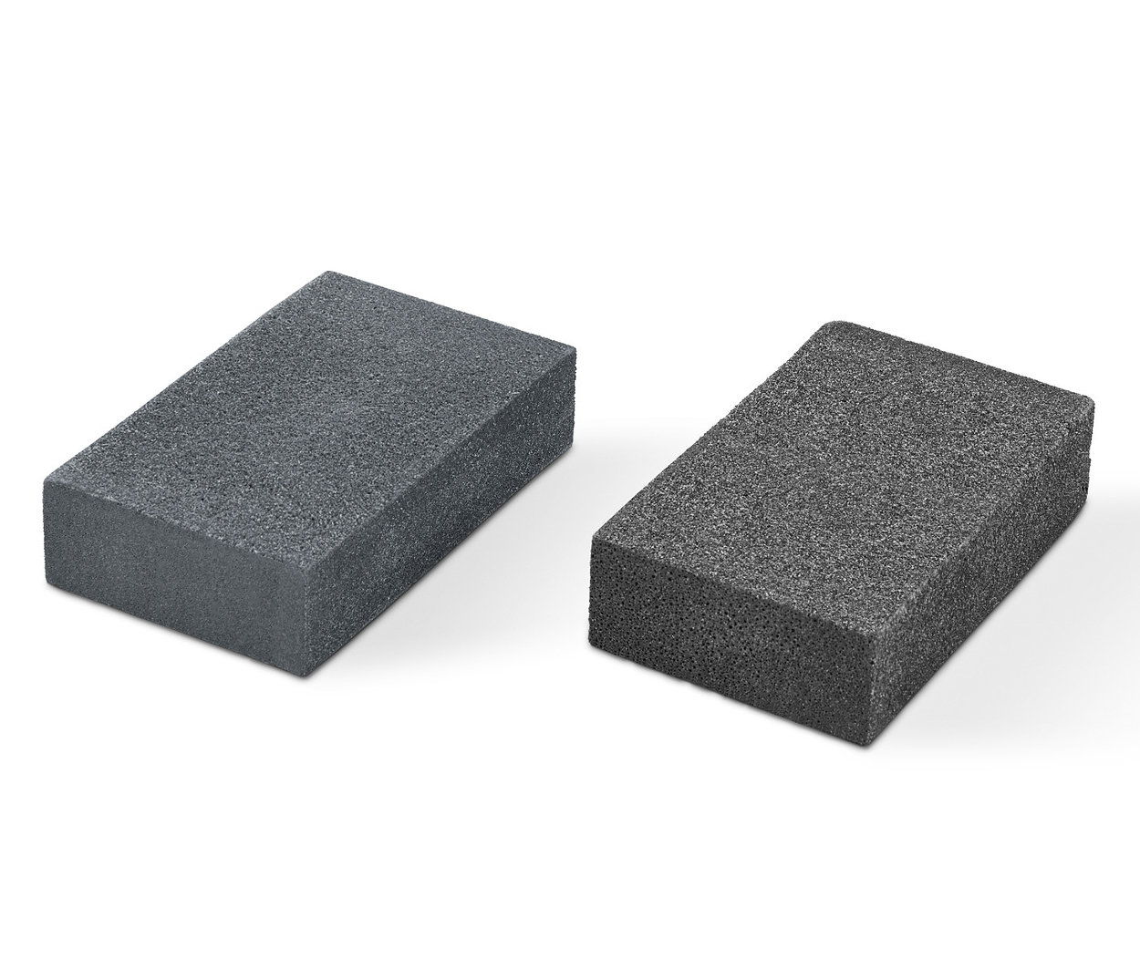 Dve špeciálne čistiace gumy na bielom pozadí.