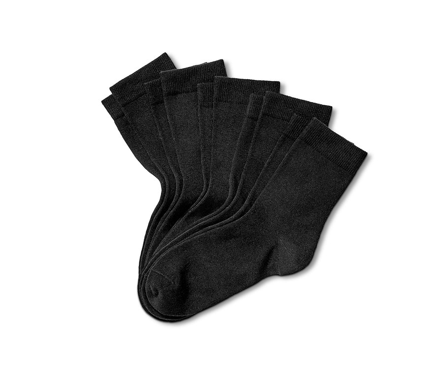 Na bielom pozadí je päť párov čiernych ponožiek.