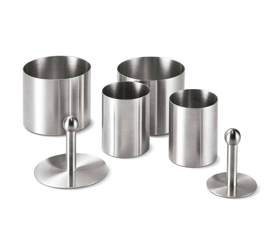 Štyri nerezové okrúhle formičky na predjedlá a dezerty.