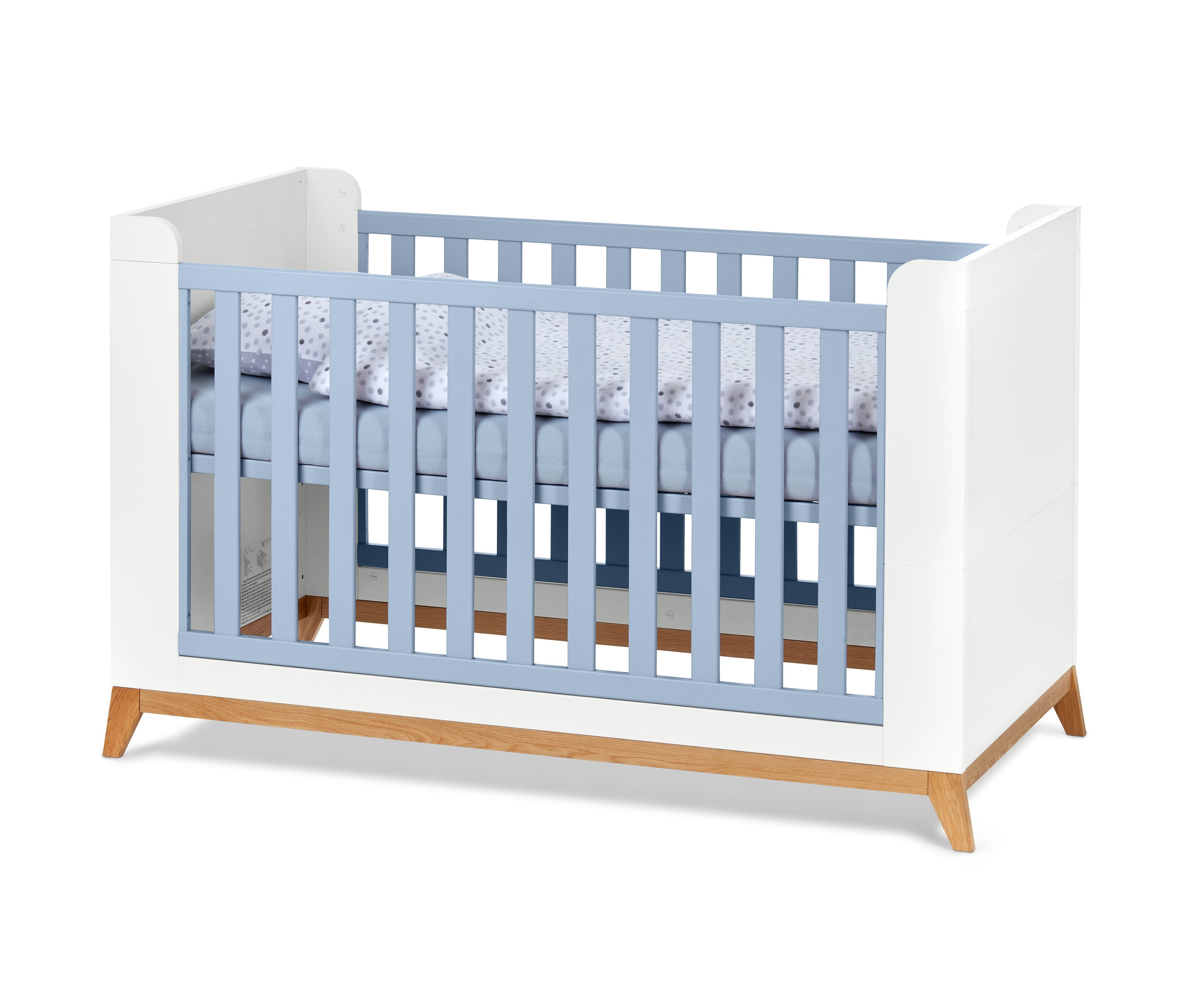 Modrá posteľ pre bábätká a malé deti.