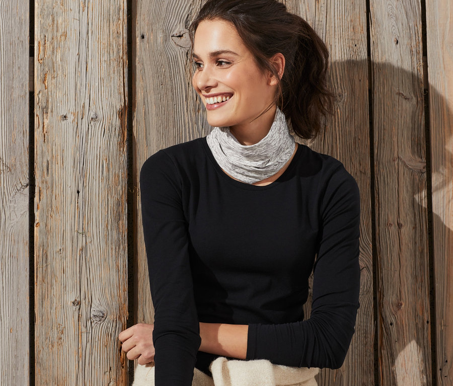 Žena nosí multifunkčnú šatku okolo krku.