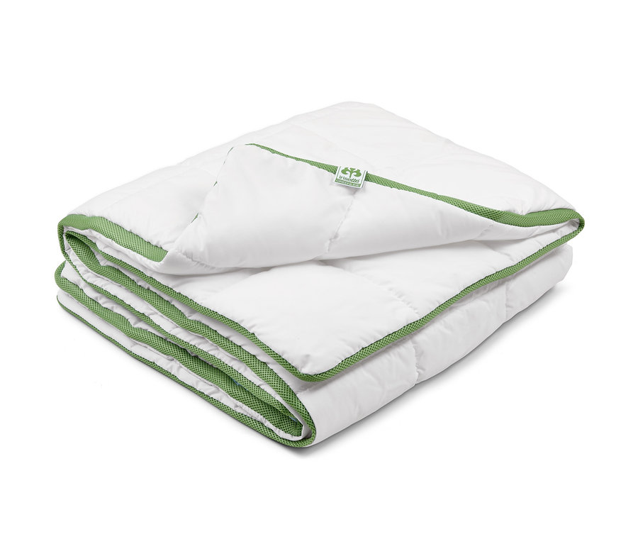 Poskladaná biela prešívaná prikrývka s klimatizačným pásom irisette® greenline.