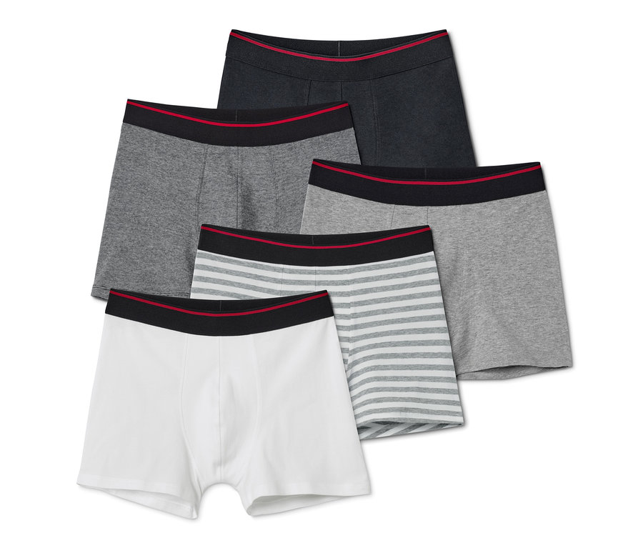 Päť boxeriek, sivé, biele, tmavosivé a sivé s bielymi prúžkami, naskladané na sebe.