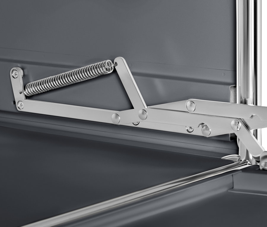 Detail sivého kovového skriňového systému »CN3« so strieborným otváracím mechanizmom.