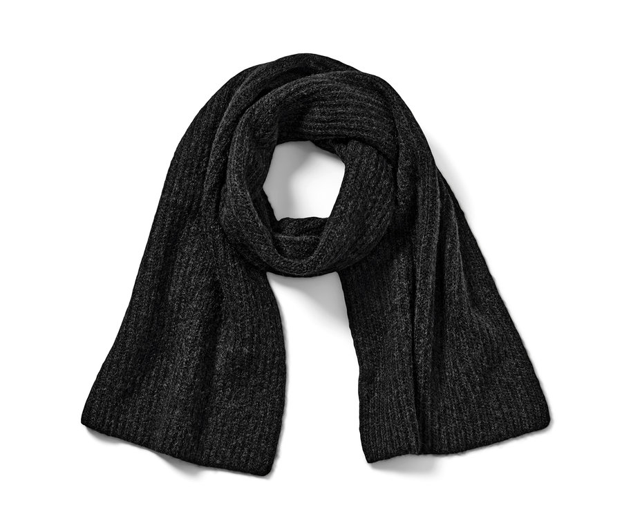 Pletený šál, antracitový, leží na bielom pozadí.