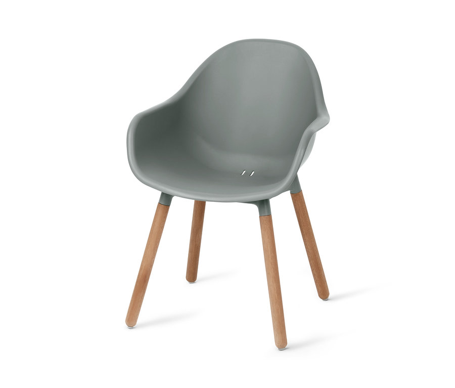 Sivá škrupinová stolička s opierkami na ruky a drevenými nohami.