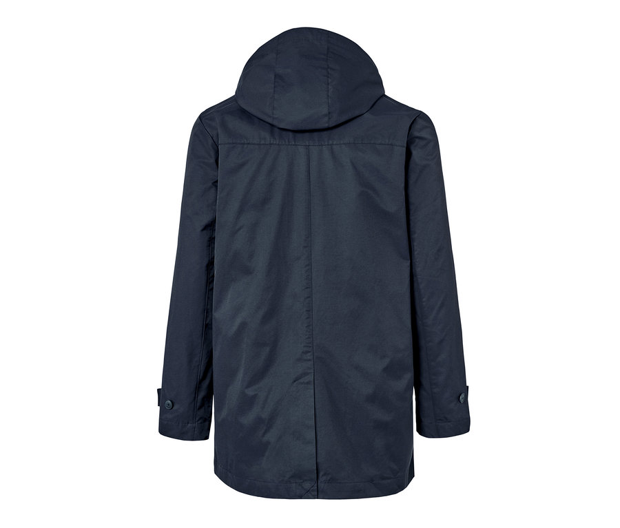 Pohľad zozadu na krátky kabát s kapucňou.