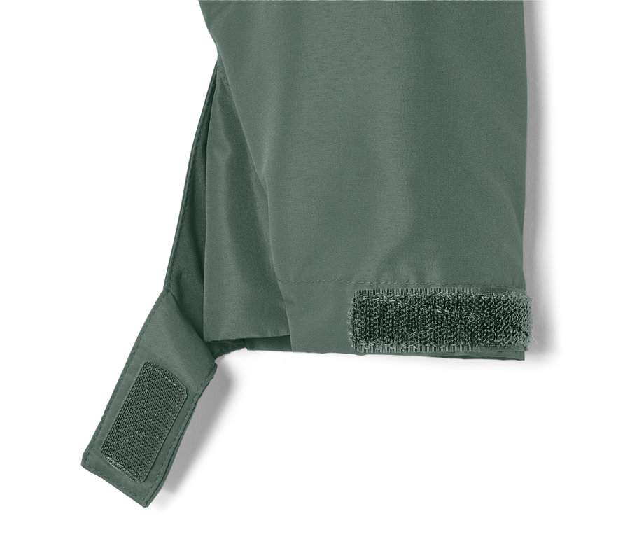 Detail zelenej bundy do každého počasia so suchým zipsom na rukáve.