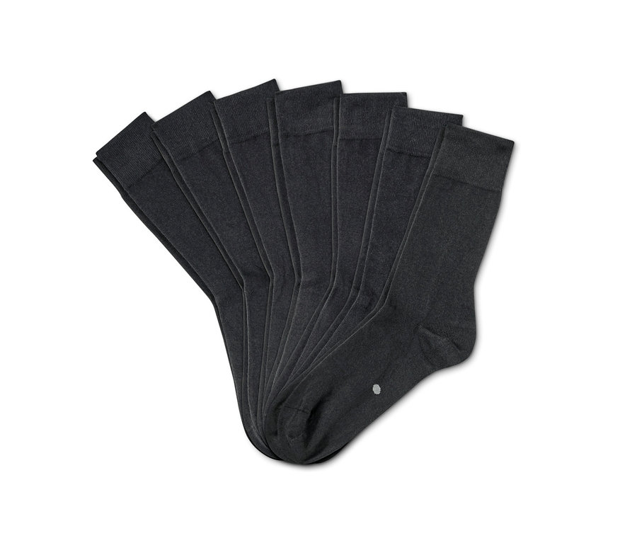 Sedem párov ponožiek.