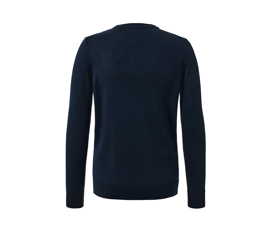Detailný pohľad na námornícky modrý pulóver z vlny merino.