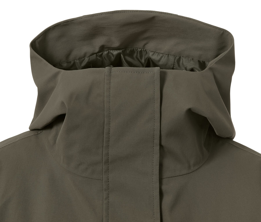 Detail olivového kabáta do dažďa s vestou 3 v 1, kapucňa je hore.