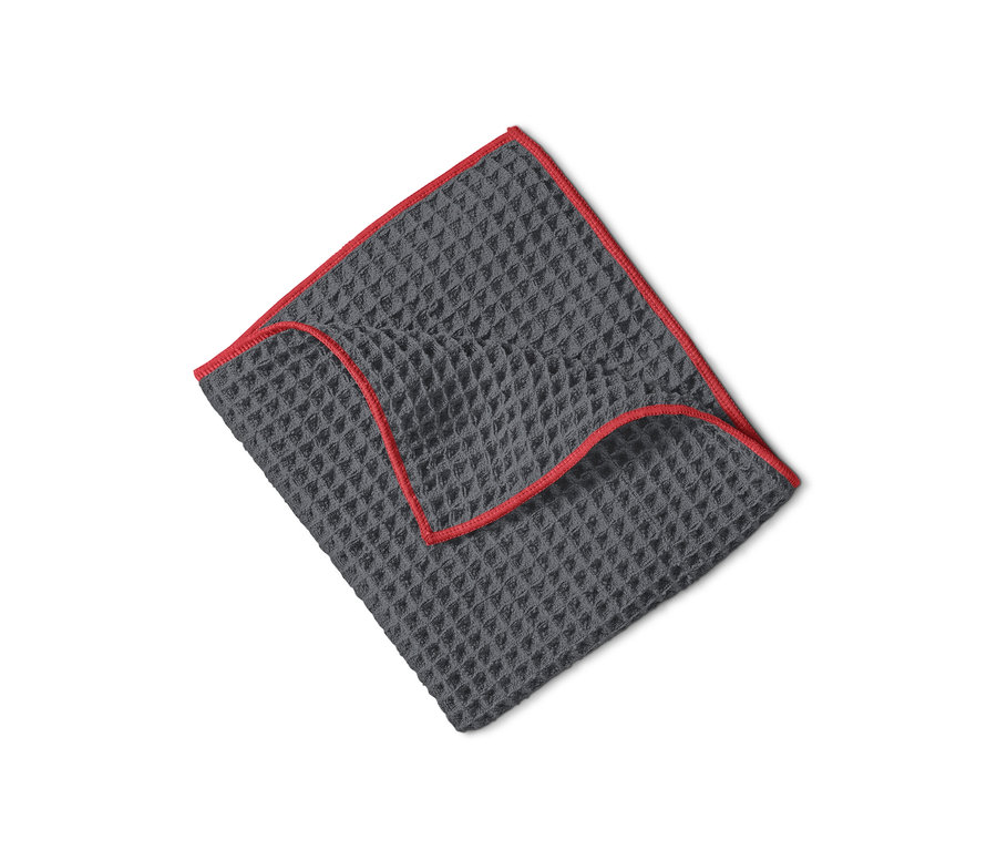 Sivá handrička Špeciálna handrička na utieranie dosucha s červeným lemom na bielom pozadí.