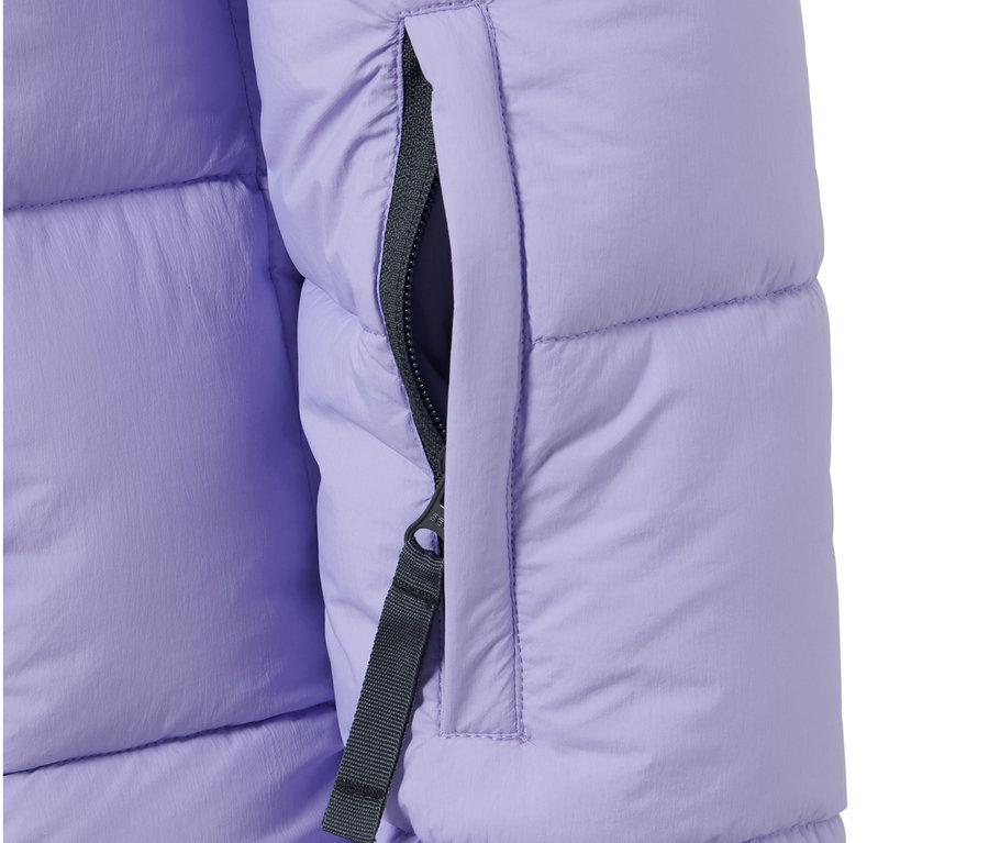 Detail prešívanej lyžiarskej bundy s vreckom na zips.