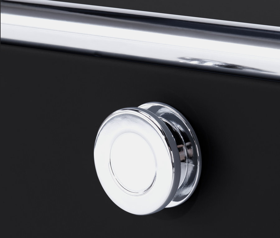 Detail čiernej skrinky CN3 s chrómovanou rukoväťou a gombíkom.