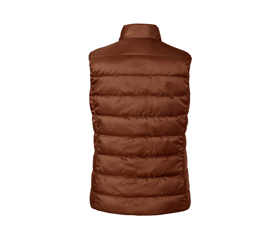 Detail zadnej strany obojstrannej prešívanej vesty.