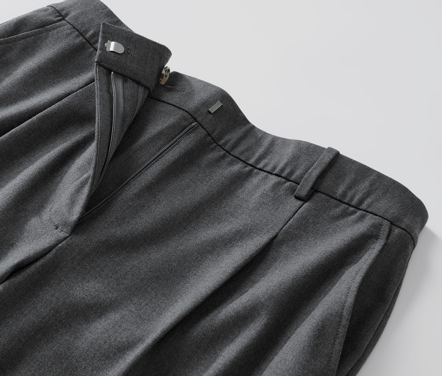 Detail šedých tkaných nohavíc Pohodlné tkané nohavice s rozopnutým zipsom.