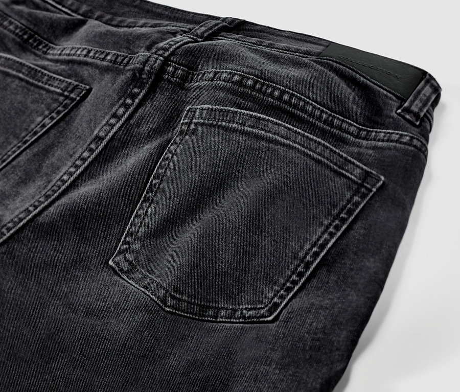Detailný pohľad na zadnú časť čiernych džínsov slim-fit »Emma«.