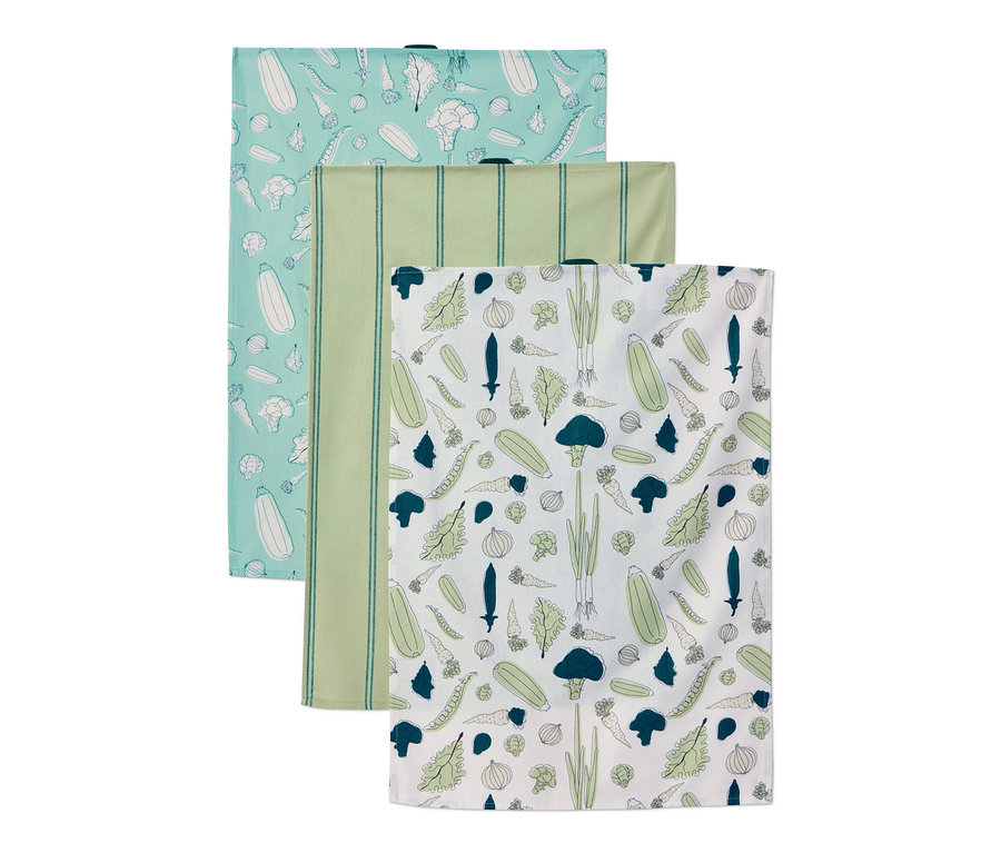 Tri utierky s rôznymi vzormi. Jedna svetlomodrá so zeleninou, jedna zelená s prúžkami a jedna biela so zeleninou.