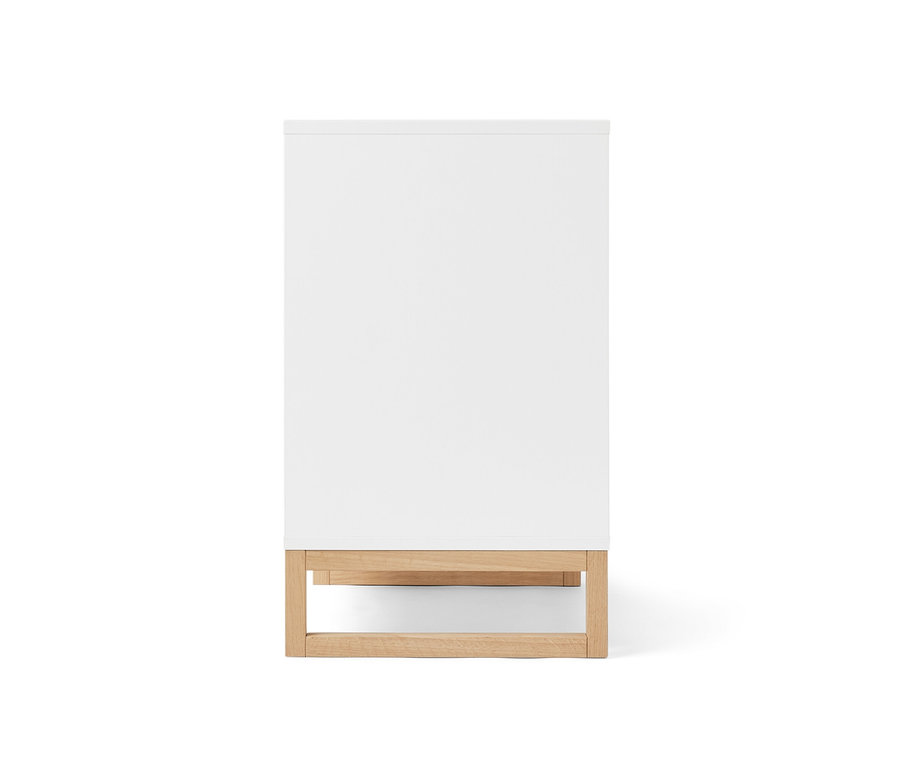 Biely umývadlová skrinka s dvierkami a poličkou naboku.