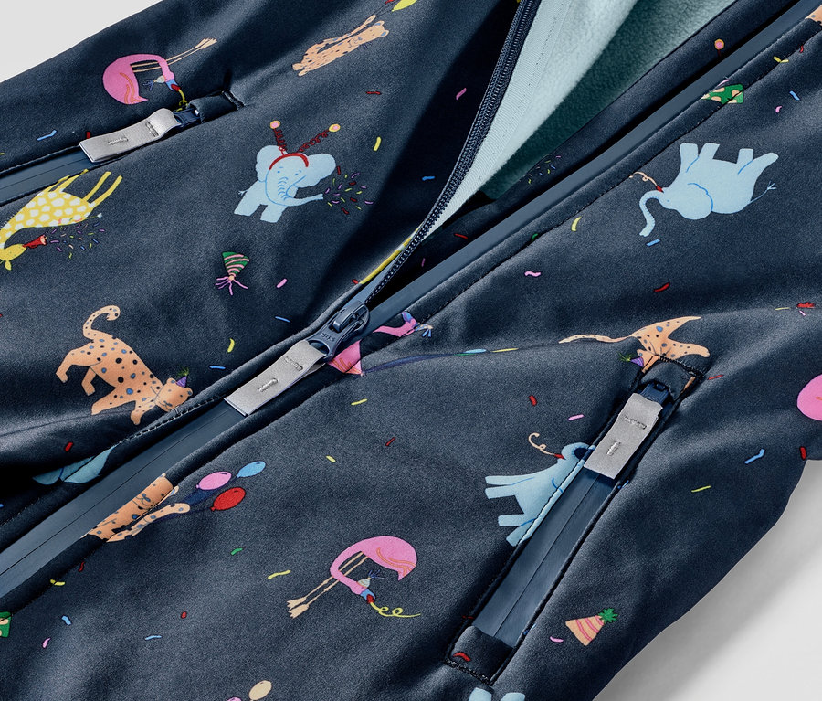 Detail detskej softshellovej kombinézy so zvieracou potlačou.