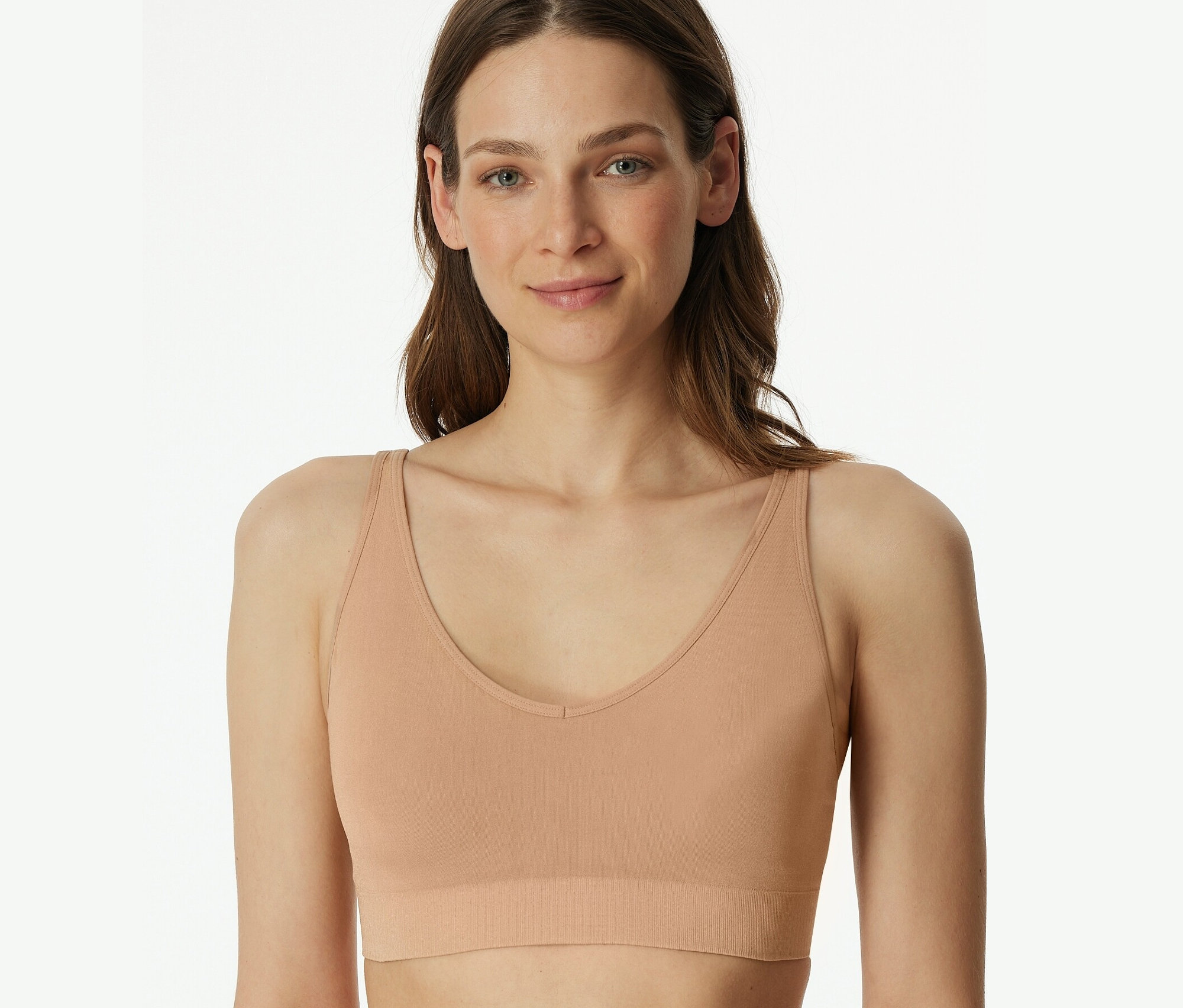 Žena nosí podprsenku SCHIESSER Soft s vypchávkami, telová.