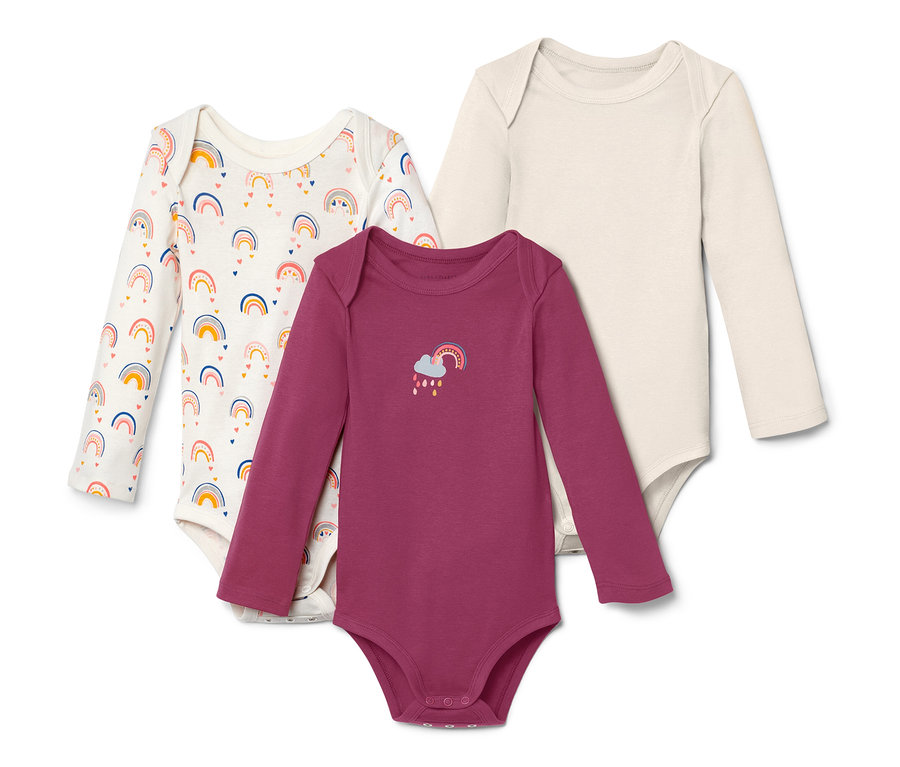 Tri body s dlhým rukávom s dúhovými vzormi.