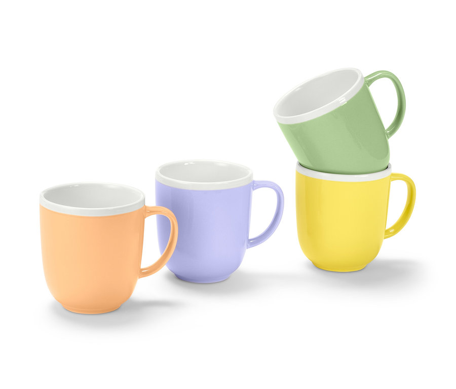 Štyri hrnčeky rôznych farieb (broskyňová, fialová, žltá a zelená) na bielom pozadí.