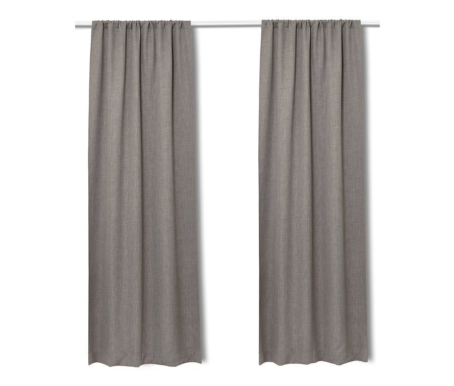 Dva zatemňujúce závesy visia na bielej tyči.