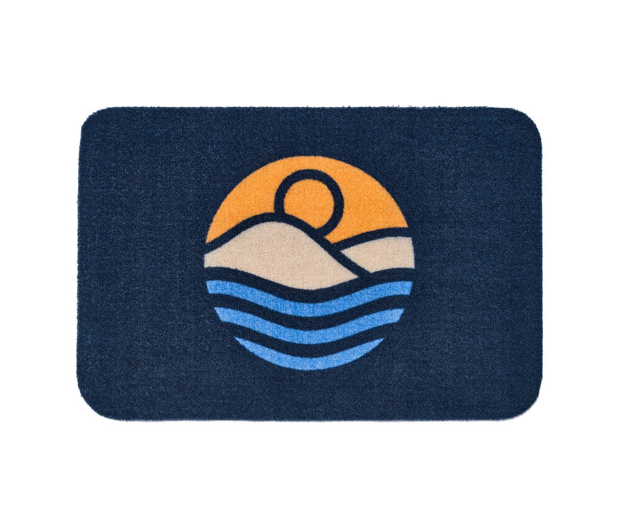Tmavo modrá rohožka s motívom mora, hôr a slnka.