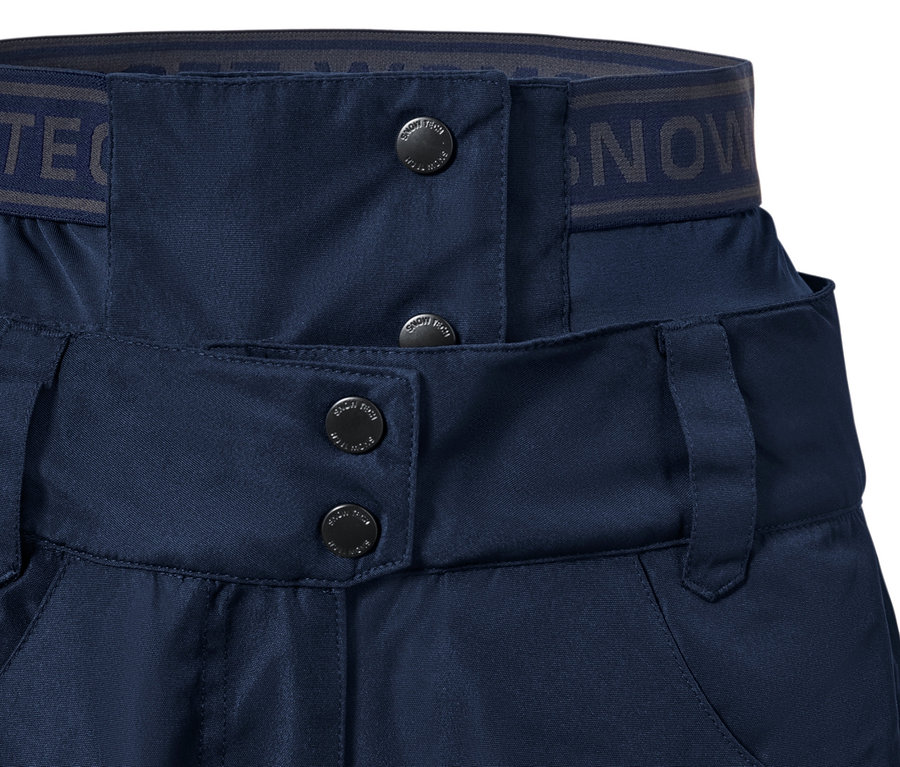 Detail modrých lyžiarskych a snowboardových nohavíc.