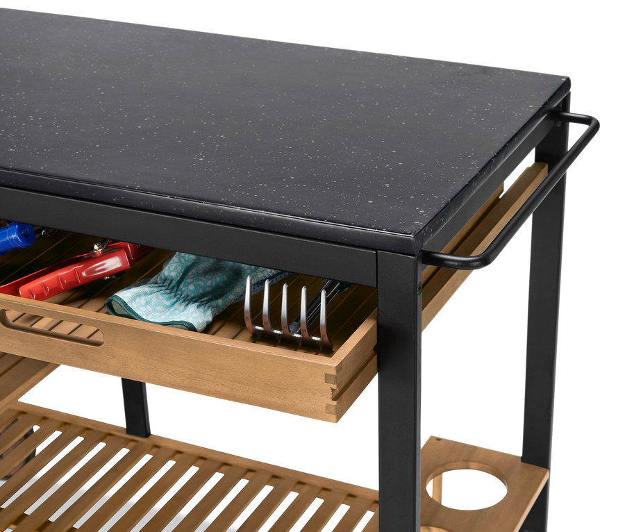 Detail grilovacieho vozíka Elin so zásuvkou, v ktorej je uložené grilovacie náčinie a pracovná plocha.