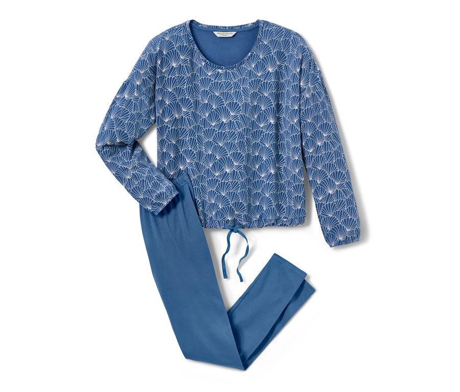 Modré pyžamo s legínami s bielym vzorom leží na bielom pozadí.