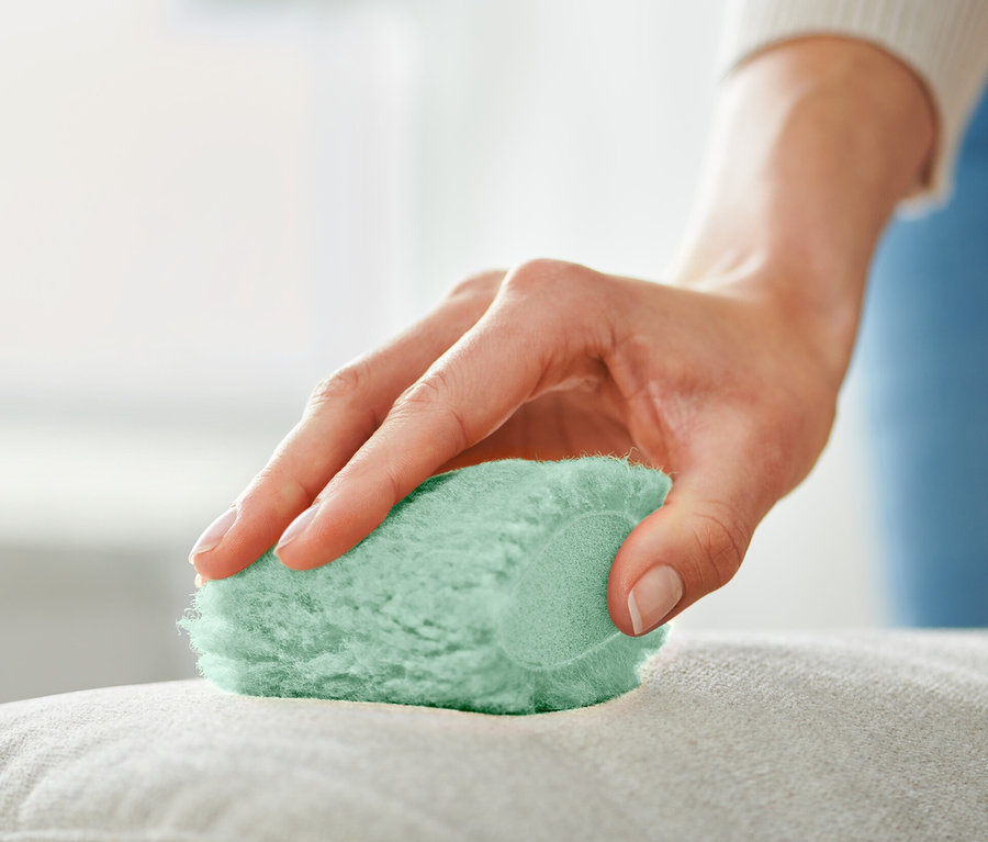 Žena čistí vankúš pomocou Hubky na odstraňovanie škvŕn, 2 ks.