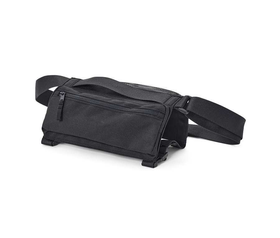 Čierny popruh na nosenie podložky na cvičenie na bielom pozadí.