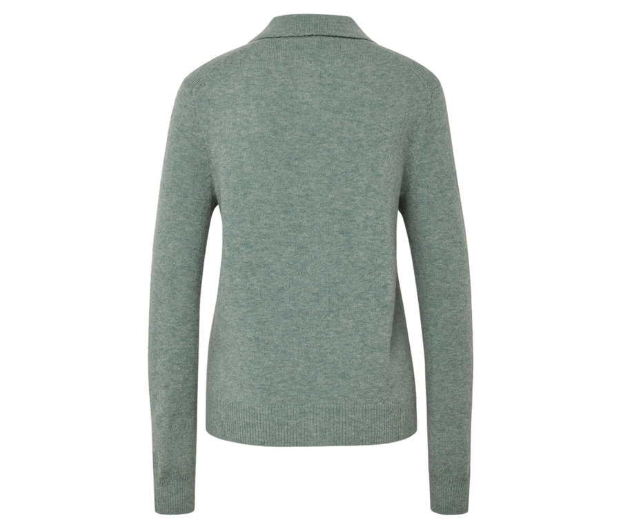 Pohľad zozadu na svetlozelený kašmírový sveter s dlhými rukávmi a golierom.